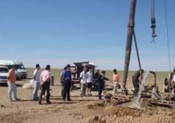 资料图片：找水现场